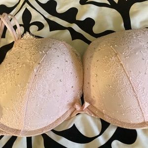 Very light discoloration on some of strap due to washing.